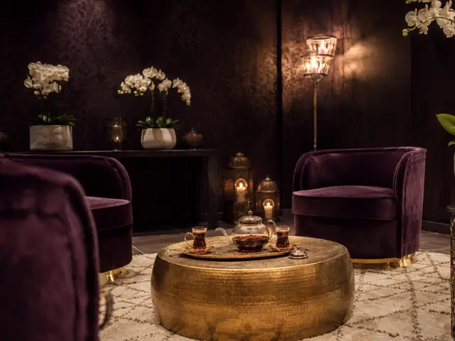 Kadife koltuklu, çay masalı bekleme salonu — Karaağaç, Masaj Salonun