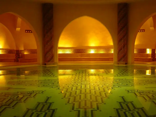 Altın ışıkla aydınlanan kemerli hamam ve mozaik havuz — Karaağaç, Masaj Salonun